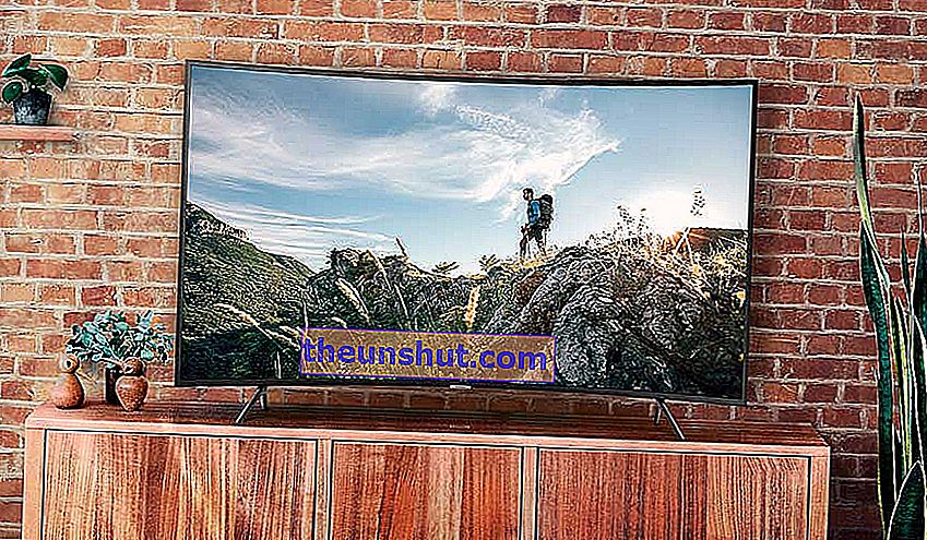 5 zakrivených televízorov Samsung UHD, ktoré si môžete kúpiť za menej ako 1 000 eur NU7305 v obývacej izbe