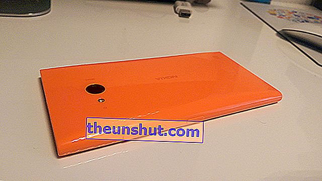 Nokia-Lumia-735-03