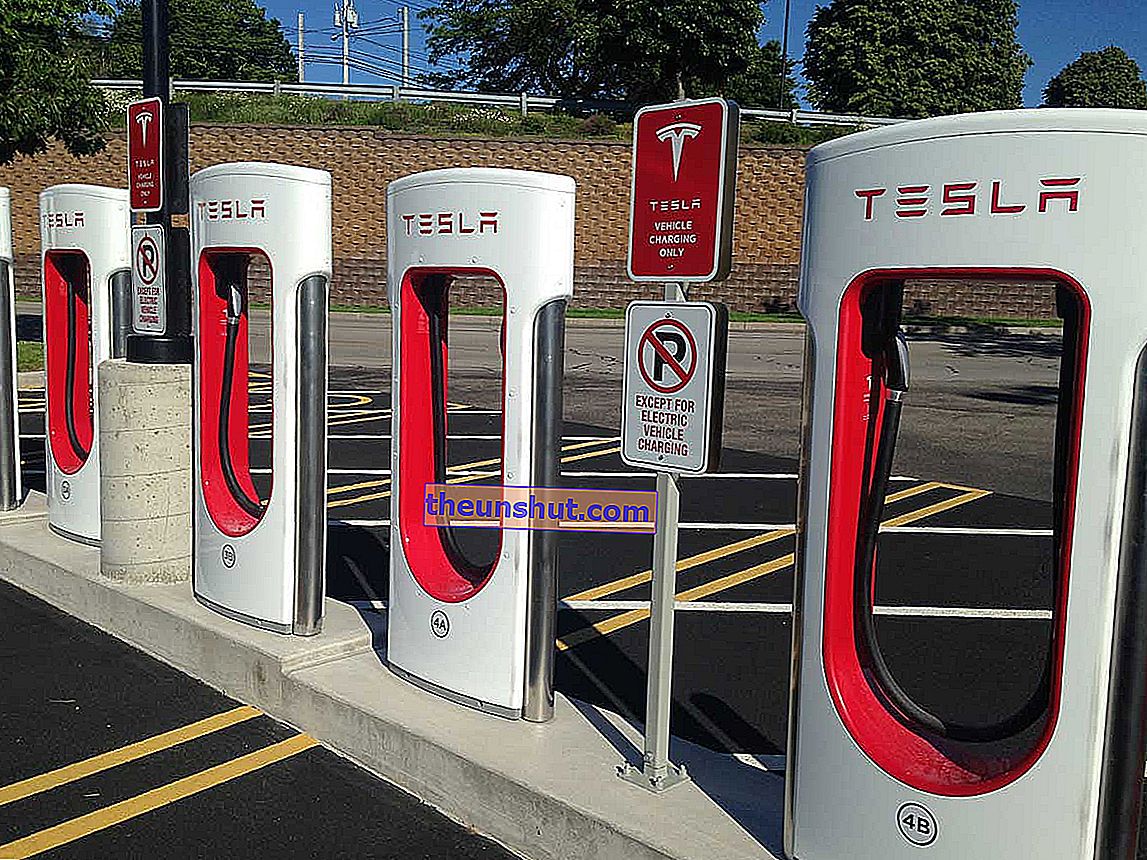 Hvor lang tid tar det nye Teslas kompressorer å lade en elbil?