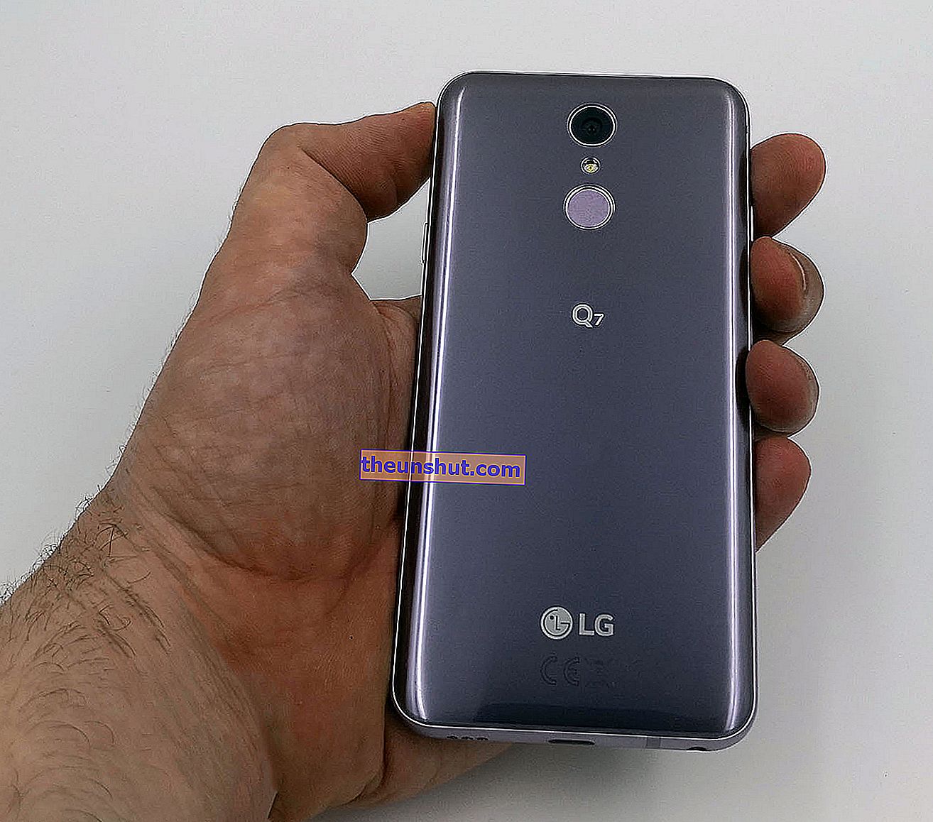 LG Q7 заден изглед