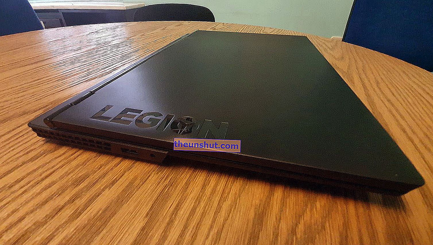 Vista Lenovo-Legion-Y530 dal profilo
