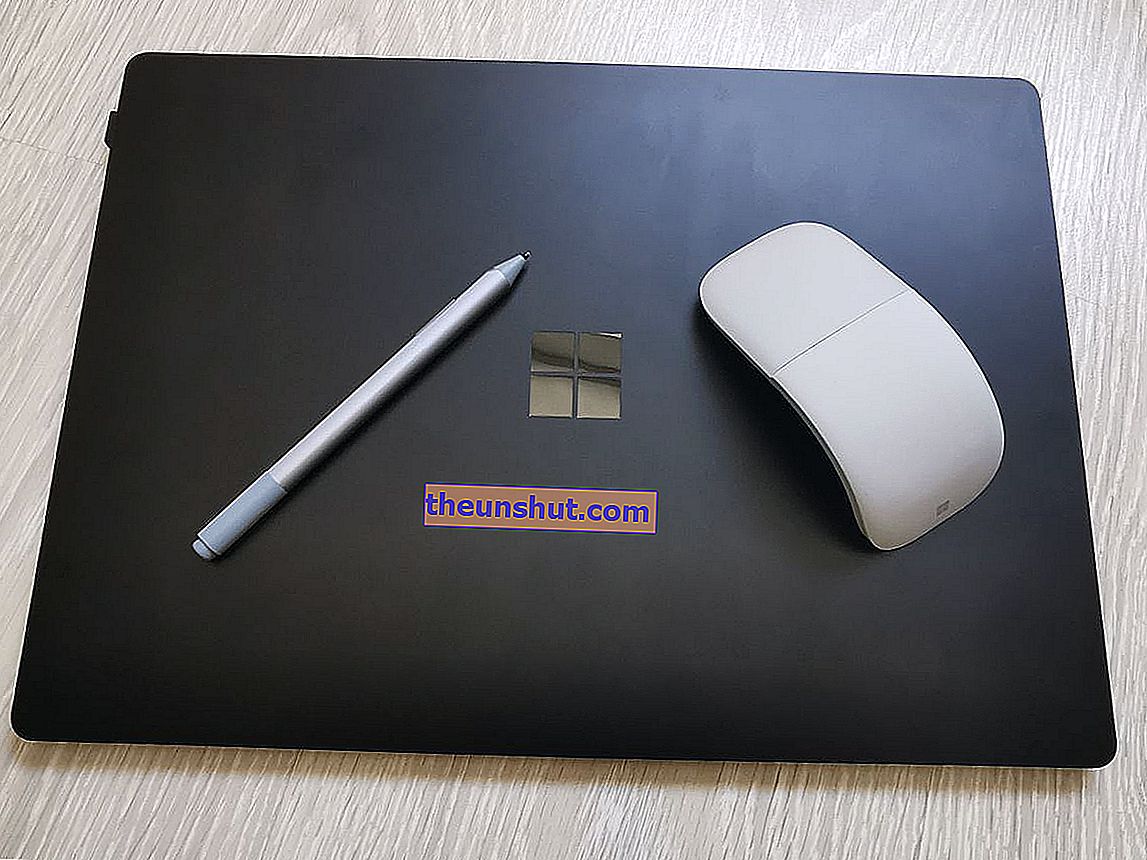 Microsoft Surface Laptop 3 с химикалка и мишка