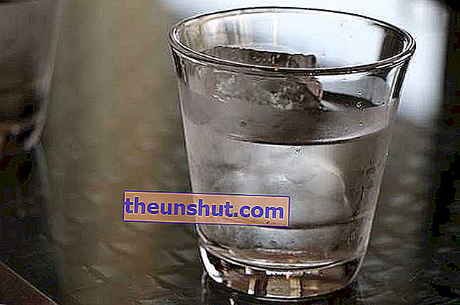 Glass med vann og is