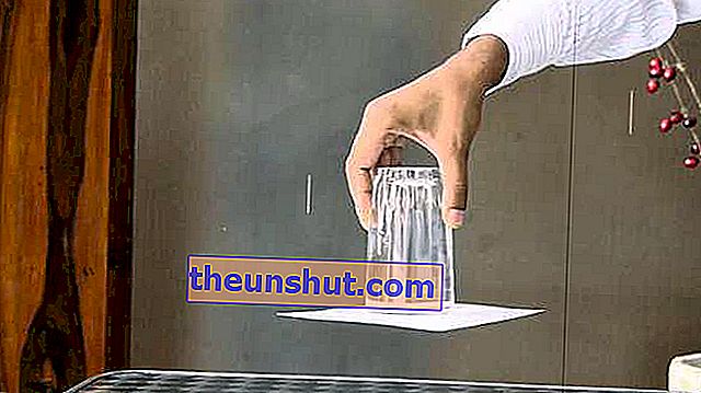 Omvendt glas med vand dækket