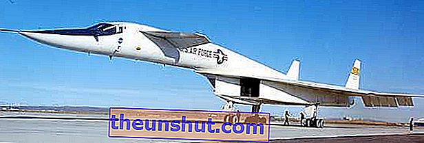 XB-70 vliegtuig op de grond