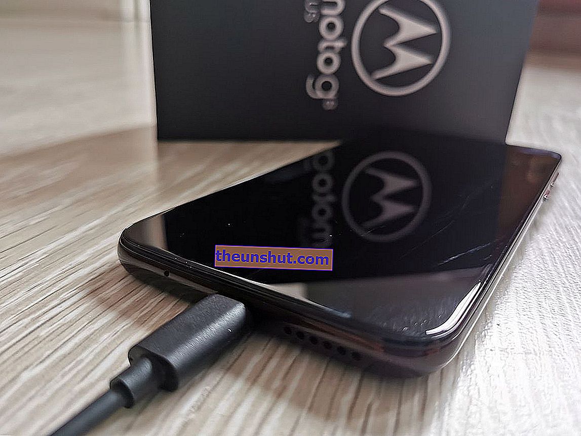 Motorola Moto G8 Plus højttalere og opladning