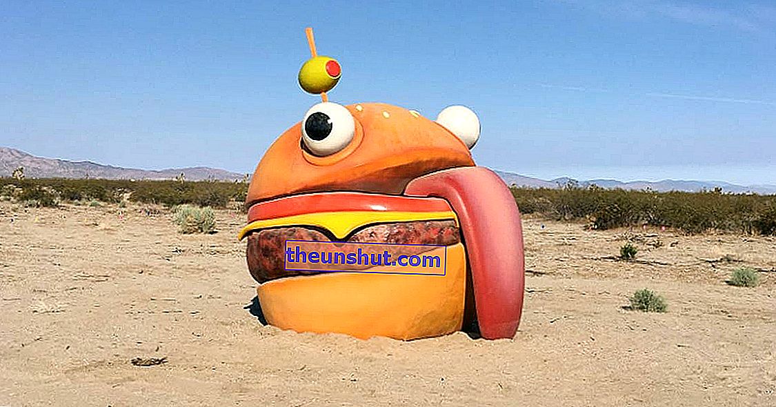 L'hamburger gigante di Fortnite che è finito in mezzo al deserto 